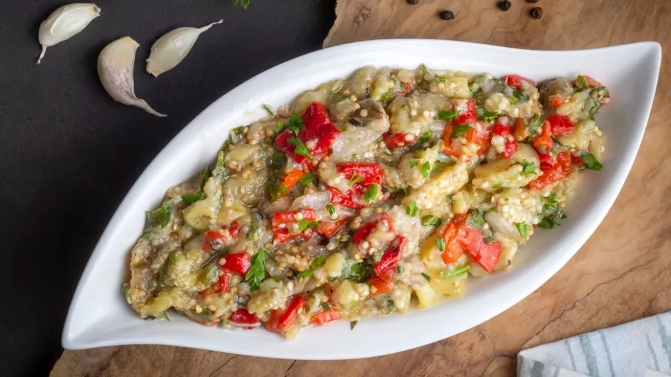 Cea mai bună salată de vinete cu ardei și ciuperci – un gust pe care nu-l vei uita