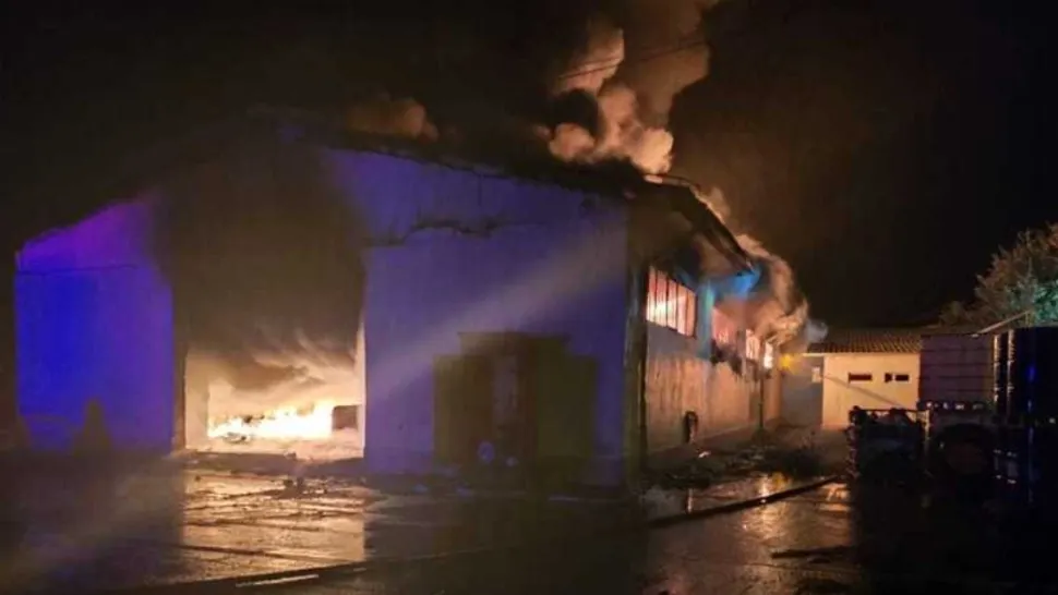 INCENDIU puternic la o hală din judeţul Dâmboviţa, pe o suprafaţă de 1000 de metri pătraţi. A fost emis RO-Alert
