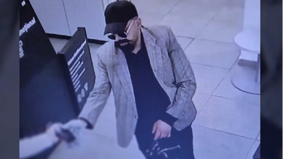 Jaf armat Iași: primele IMAGINI cu atacatorul de la bancă. Poliția a instituit filtre în tot orașul