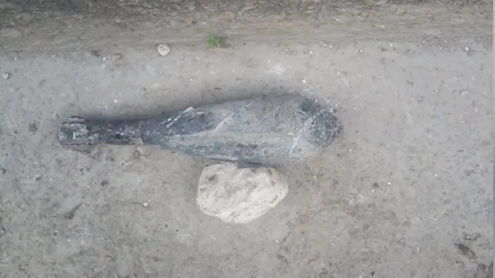 O BOMBĂ din Al Doilea Război Mondial a fost găsită pe banda de prelucrare a sfeclei de zahăr, într-o fabrică din Roman. Pirotehniștii au intervenit de urgență