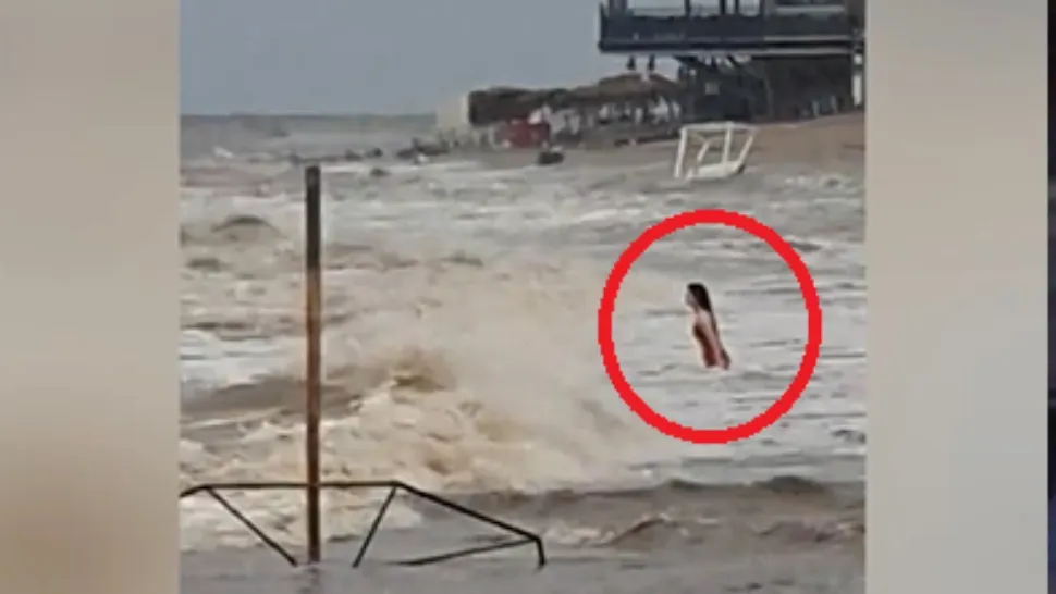 O femeie a intrat în mare după ploaia torențială din Vama Veche. Gest de maximă inconștiență: imagini uluitoare 