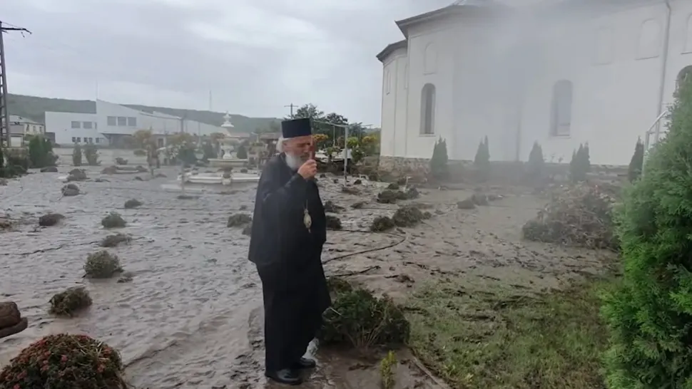 Arhiepiscopul Casian Crăciun a curățat cu mătura mâlul dintr-o biserică afectată de inundații, la Galați. Imagini emoționate cu prăpădul lăsat în urmă de ape