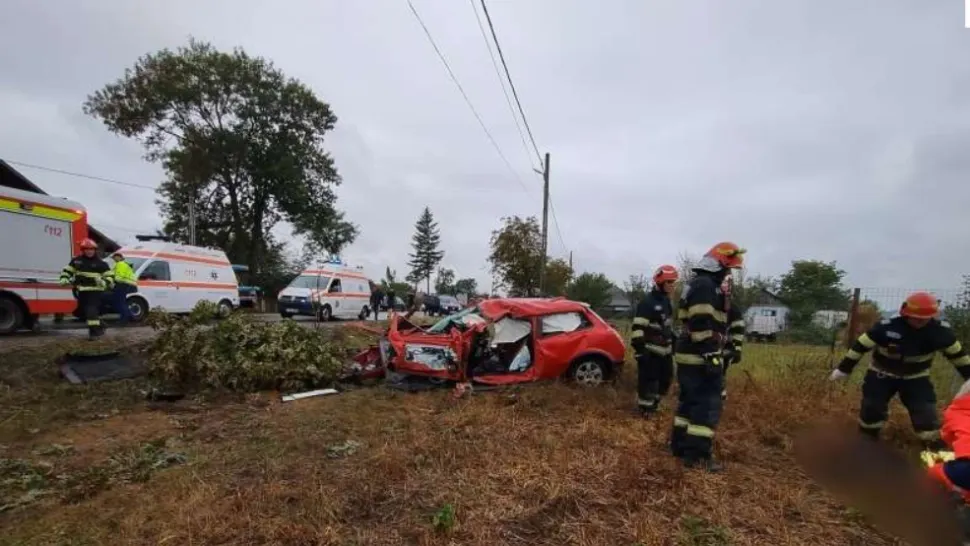 Impact violent între un camion și un autoturism, pe un drum din județul Suceava. O persoană a murit şi alte 3 au fost rănite