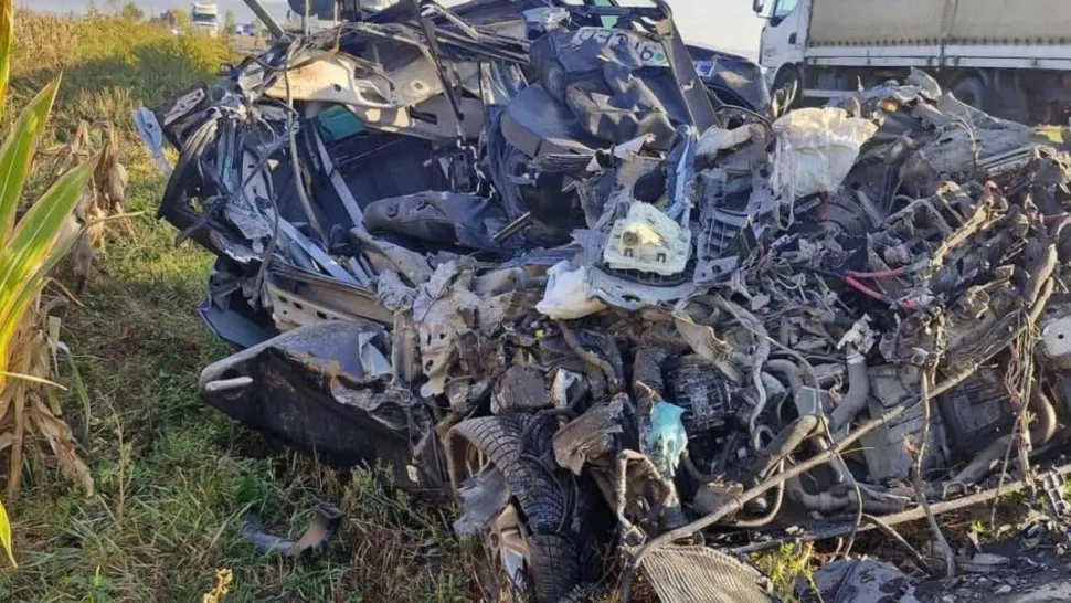 Accident înfiorător, în Brașov: un tânăr de 33 de ani, angajat ISU, a murit pe loc, după ce s-a izbit violent de un TIR. Mașina, un ghem de fiare