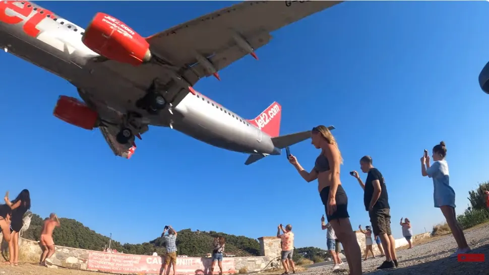 Aeroportul unde avioanele zboară la câțiva metri de capetele oamenilor. Imagini șocante cu aterizări periculoase în insula iubită de turiștii români