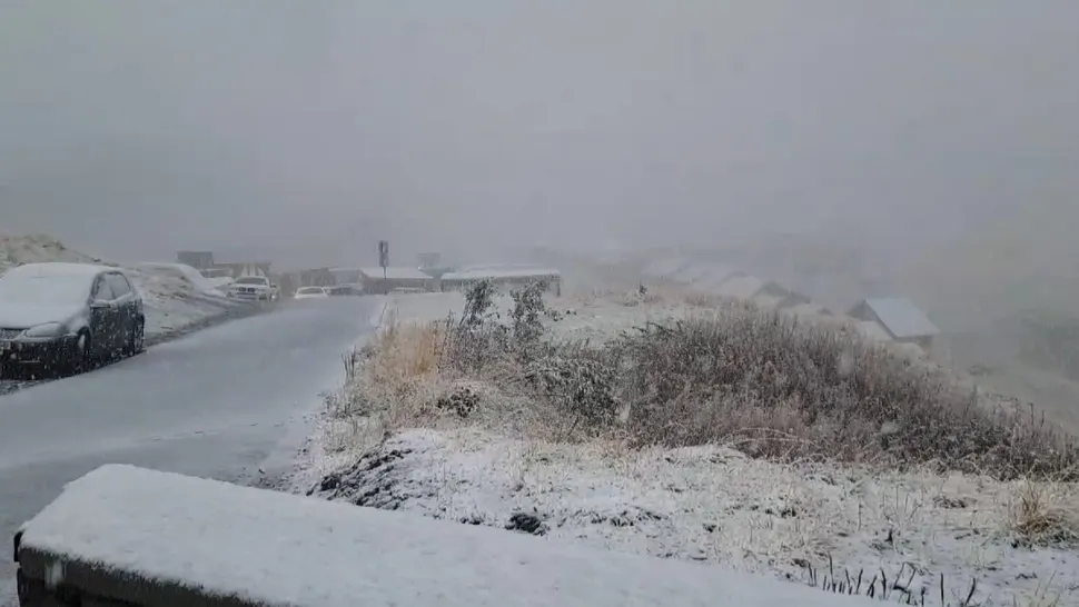 ATENȚIE șoferi! NINGE pe Transfăgărășan. Drumarii au intervenit deja cu utilajele de dat zăpada de pe șosea VIDEO