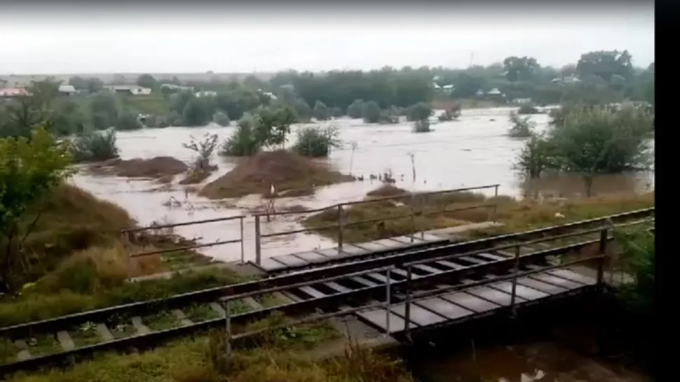 Circulația trenurilor, dată peste cap de inundații. O linie de calea ferată, devastată de viiturile puternice VIDEO