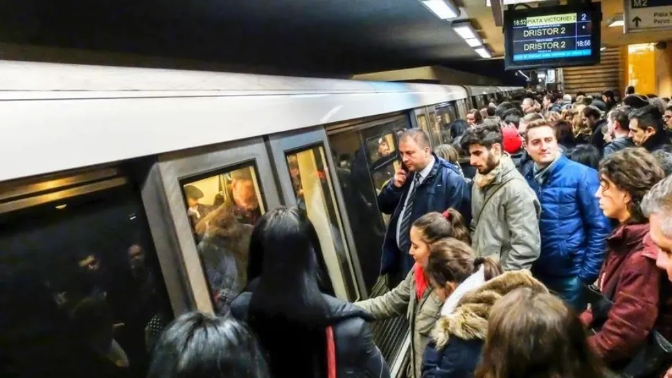 Transportul cu metroul, o adevărată provocare. Garniturile circulă la un interval de 5 minute la orele de vârf pe "magistrala corporatiștilor": anunțul Metrorex
