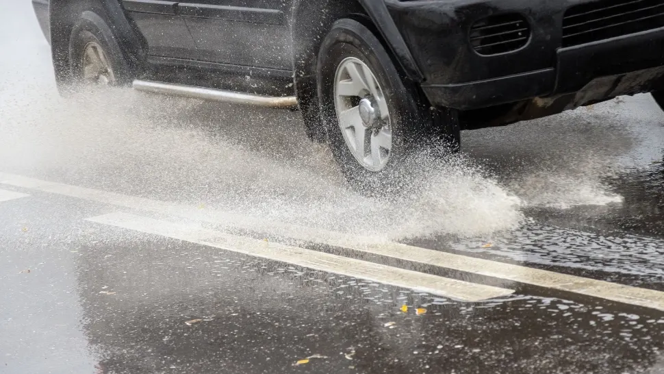 Ce se întâmplă dacă circuli cu viteză pe ploaie și prin bălți și intră apă la motor? Sfaturi de la mecanici