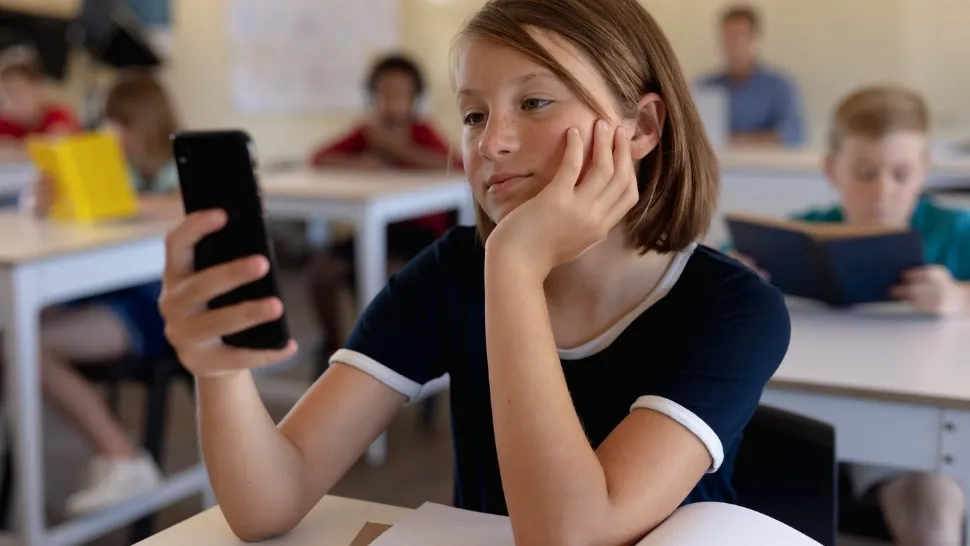 Modificare majoră în regulamentul școlilor. Ce riscă elevii care stau pe telefon în timpul orelor