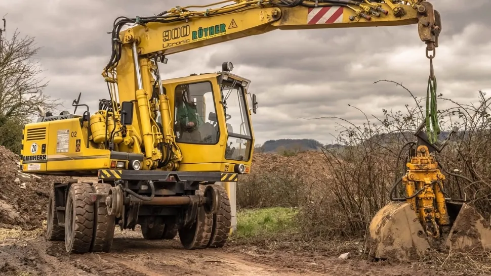Cadavrul unui bărbat, găsit într-un excavator parcat pe marginea unui drum din Timișoara. Victima, descoperită de propriul frate!