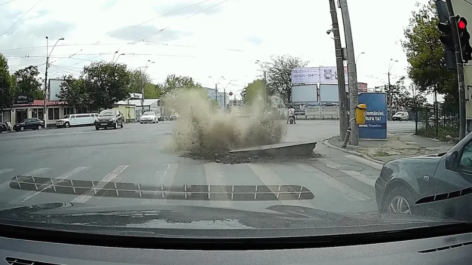 Anchetă uriașă după ce o conductă de gaze s-a spart în mijlocul unui bulevard din București și a proiectat asfaltul în aer