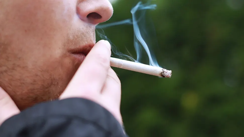 „Generația fără fumat” devine lege: Marea Britanie interzice tutunul și vaping-ul pe viață pentru toți cei născuți după 2009