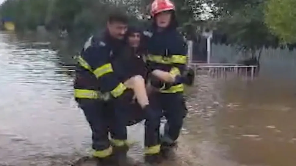 Bătrână imobilizată la pat, salvată în ultimul moment din calea inundațiilor devastatoare din Galați VIDEO