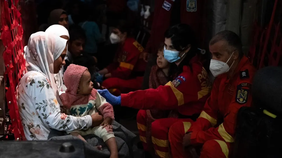 Ajutor umanitar pentru victimele conflictului din Orientul Mijlociu. Copii din Fâşia Gaza, trataţi în spitale din România