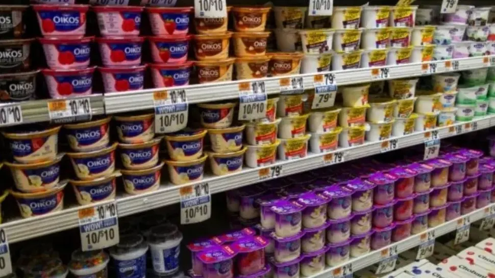 Ce nu îți spune nimeni despre iaurtul cu fructe. Detaliul de pe etichetă pe care puțini îl citesc, explicat de un nutriționist