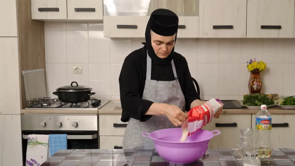 Cornulețe fragede cu rahat: rețeta de post a maicii Tecla de la Văratec - VIDEO
