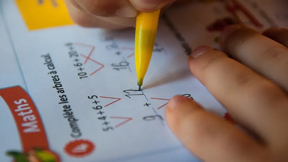 Au intrat banii pe cardurile educaționale. Ce sumă primesc aproape 84.000 de elevi