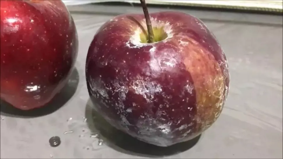 Experimentul cu apă clocotită care îți arată pericolul din merele de la supermarket. Ce riscăm să mâncăm, de fapt