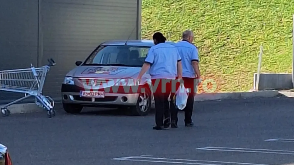 Polițiști locali, surprinși la cumpărături, în timpul serviciului, cu mașina instituției