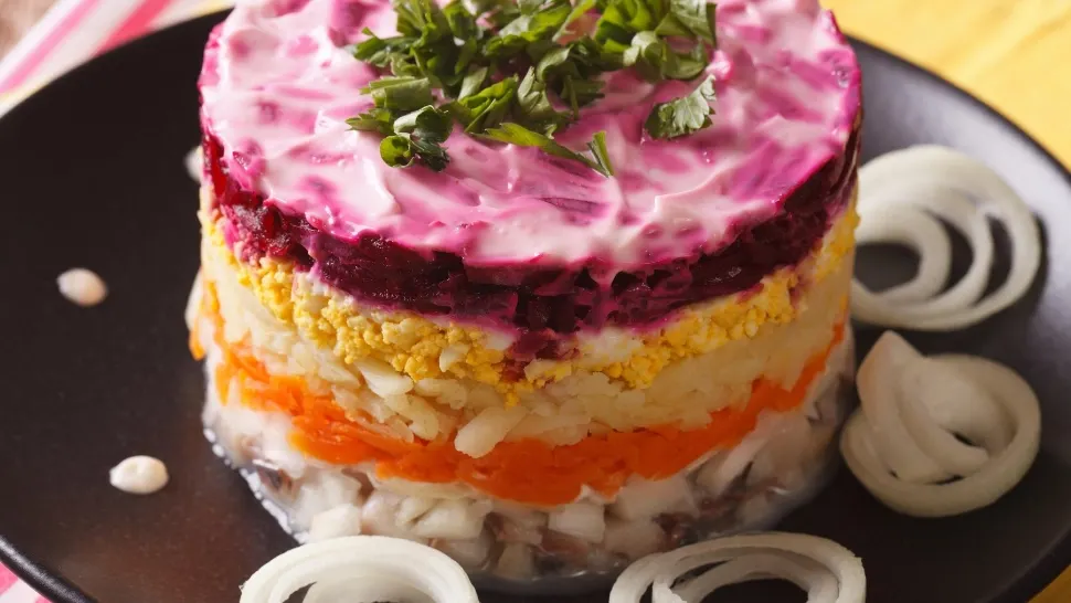 Deliciu rusesc, la tine acasă. Cum se prepară celebra salată Șuba cu hering: sănătate și culoare într-o singură farfurie