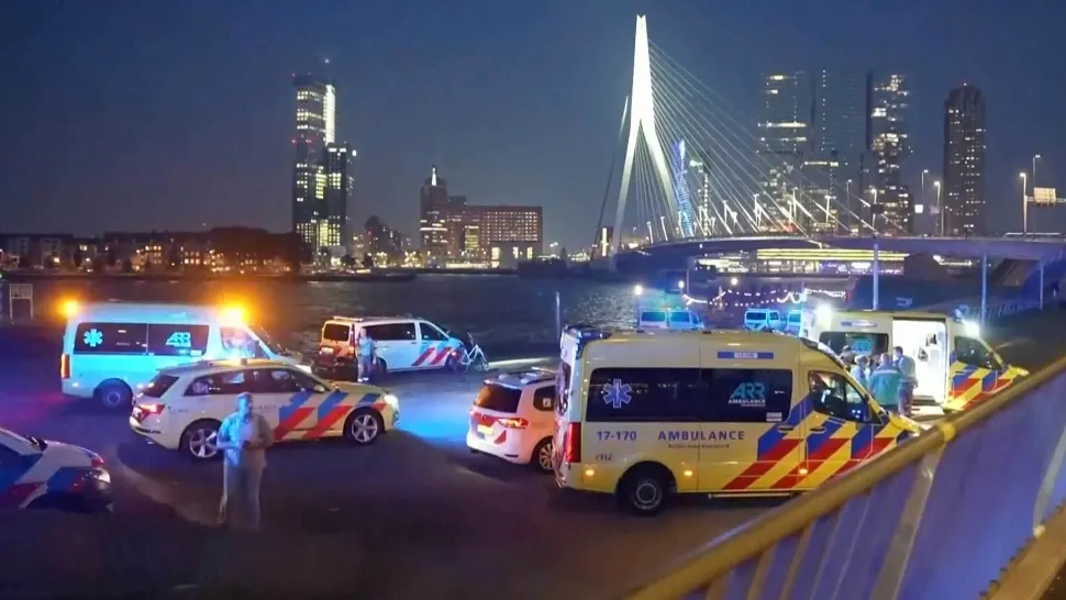 Atac în Rotterdam: un mort și un rănit, după ce un bărbat înarmat cu două cuțite a început să lovească oameni pe stradă, la întâmplare