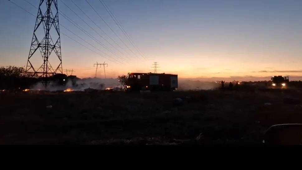 Incendiu la Sintești. A luat foc gunoiul menajer aruncat pe miriște VIDEO