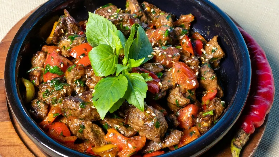 Tocăniță de pui cu legume. O rețetă în pași potrivită pentru finalul săptămânii