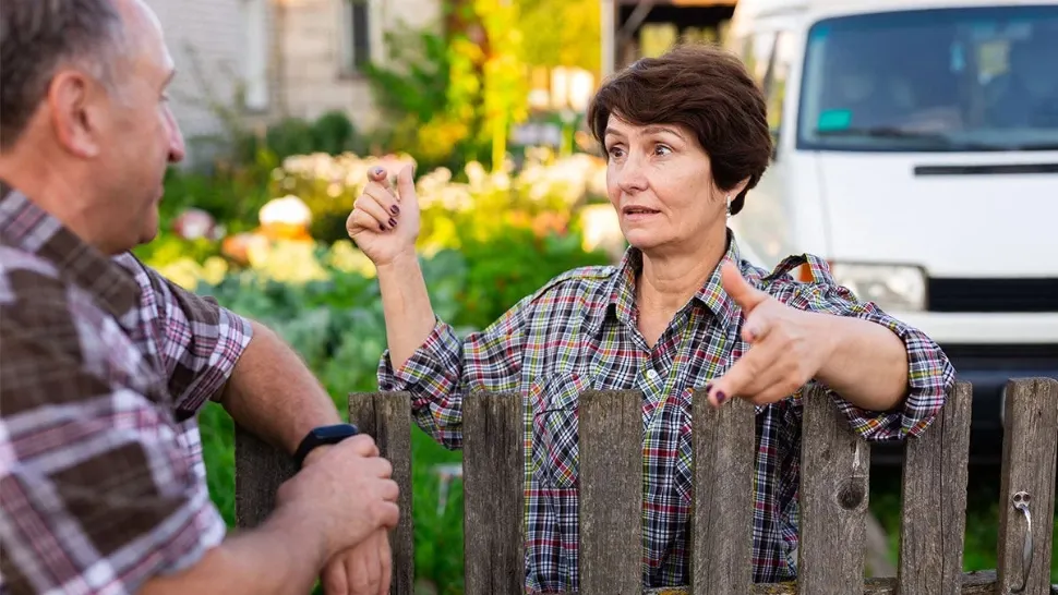 Legea pe care românii care stau la case trebuie să o știe. Cum se pot trezi cu casa demolată, la cererea vecinului
