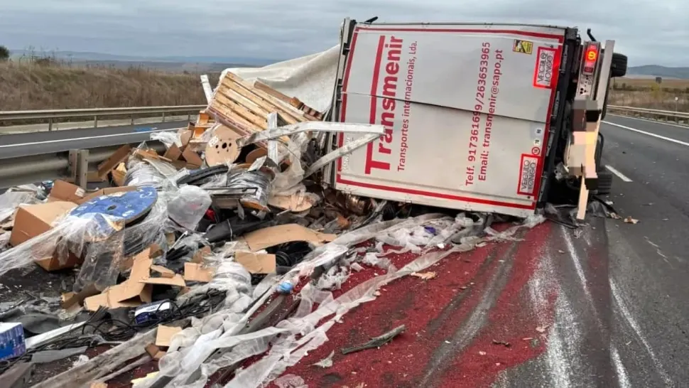 Accident grav pe A1, pe sensul spre Sibiu: o persoană a fost rănită după ce un camion încărcat cu marfă s-a răsturnat