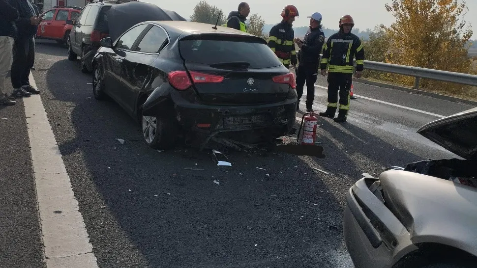 Carambol cu 4 mașini pe A1: o femeie a rămas înacrcerată. Intervenție contracronometru a salvatorilor