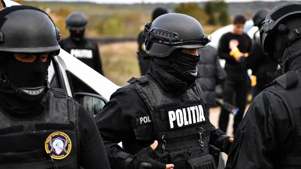 Peste 300 de percheziții, în toată țara: arme și muniție, comandate online și livrate în România prin curier