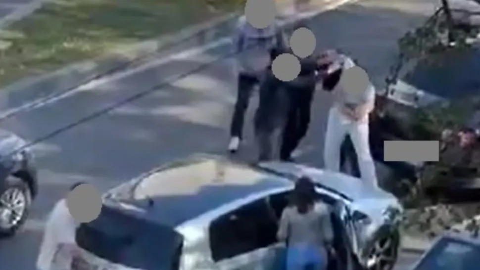 Scandal-monstru în trafic, la Timișoara. 3 tineri s-au luat la ceartă, iar unul dintre ei a folosit sprayul lacrimogen: a intervenit poliția