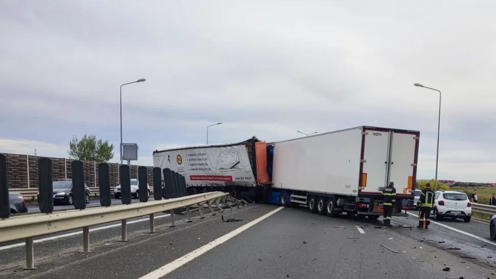 Accident grav pe A1, lângă Arad. Două TIR-uri și un autoturism s-au ciocnit. O persoană a murit, alte 3 sunt rănite FOTO+VIDEO