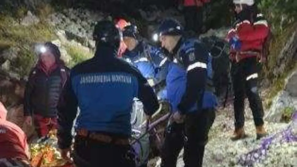 Trei turiști, salvați din munții Piatra Craiului după o operațiune pe muchie de cuțit. VIDEO cu transportul acestora pe targă  