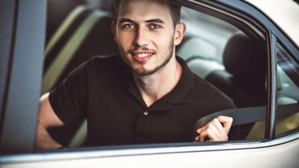 Întrebarea care se află pe buzele tuturor clienților de Uber: Ești obligat să porți centura pe bancheta din spate?