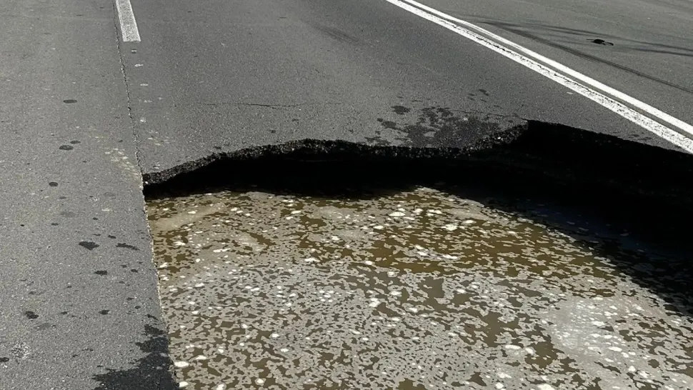 Trafic rutier deviat, între Năvodari şi Lumina, după ce o porţiune din drum s-a surpat - VIDEO
