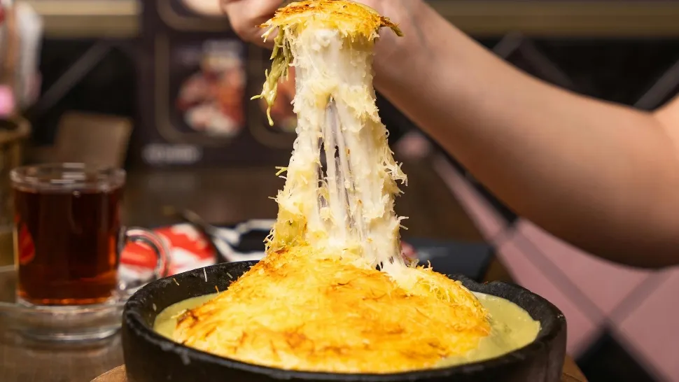 Reteta kunefe. Cum sa prepari cel mai bun desert oriental. Conține același ingredient de bază ca și Ciocolata Dubai