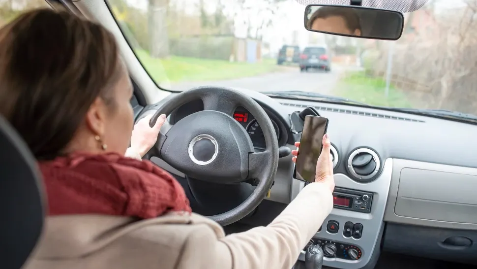 Cod Rutier 2024. Dacă vorbești la telefon, dar pe boxele mașinii, mai poate poliția să te amendeze?