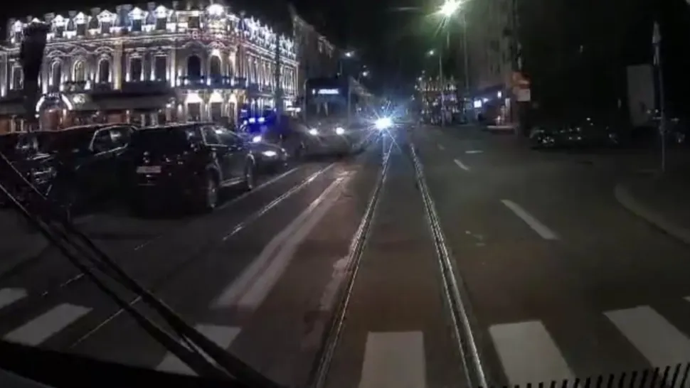 Tupeu MAXIM! Și-a parcat mașina pe linia de tramvai, apoi a ieșit în pijamele să vadă ce haos a creat