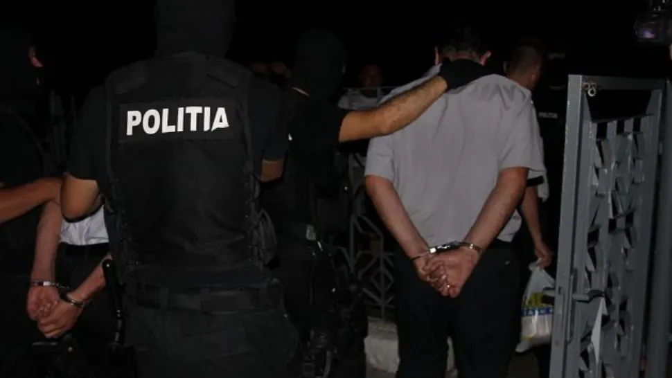 Poliţist din Bucureşti, urmărit penal. Este suspectat că primea bani ca să introducă alimente, alcool și telefoane mobile în arest