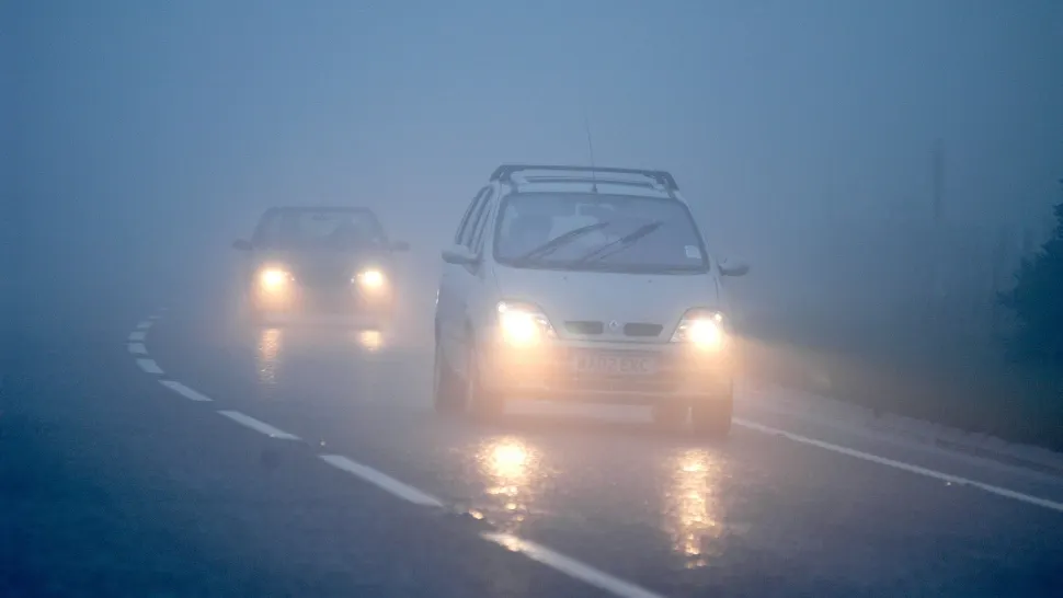 Trei județe din țară, sub Cod galben de ceaţă densă, miercuri dimineaţa. Pericol în trafic pentru șoferi