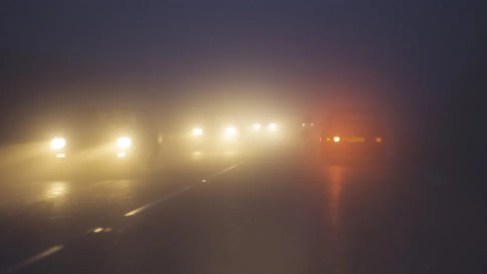 Cod galben de ceață densă în 8 județe ale țării: vizibilitatea, redusă masivă! Risc uriaș pentru șoferi: avertismentul Poliției Române