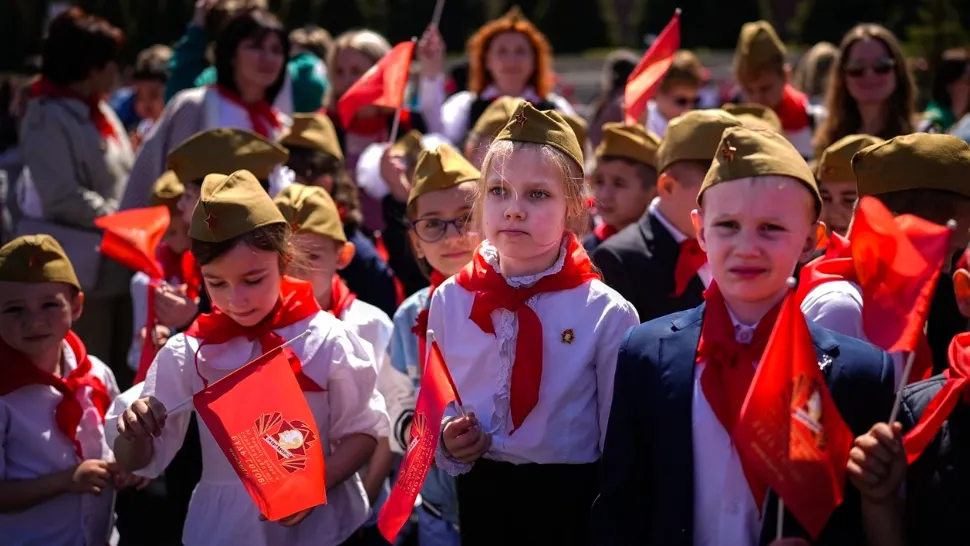 Sondaj înfiorător: Tânăra generație preferă regimurile totalitare. „Toate frustrările, toate nemulțumirile pe care tinerii le au duc doar acolo”