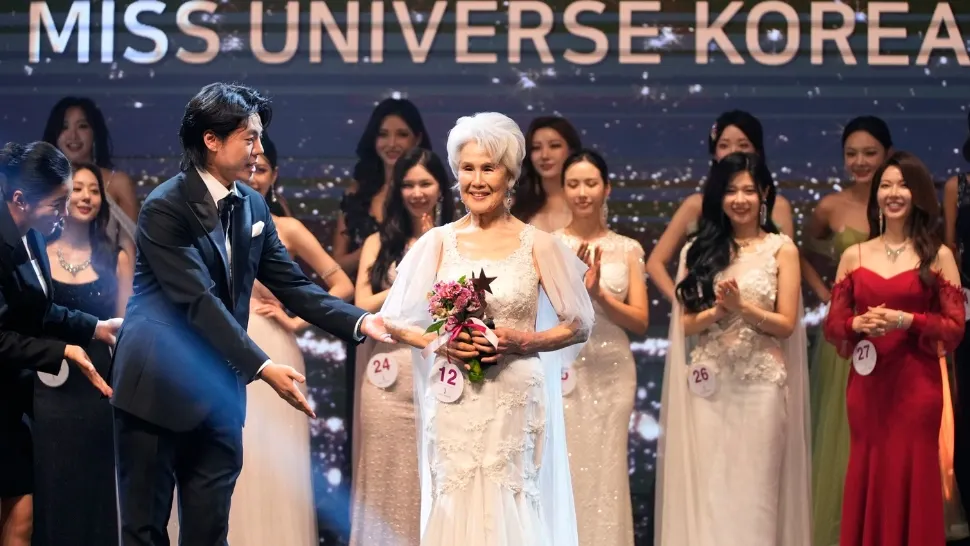 O femeie de 80 de ani a concurat la Miss Universe Coreea și a aruncat în aer toate stereotipurile legate de vârstă