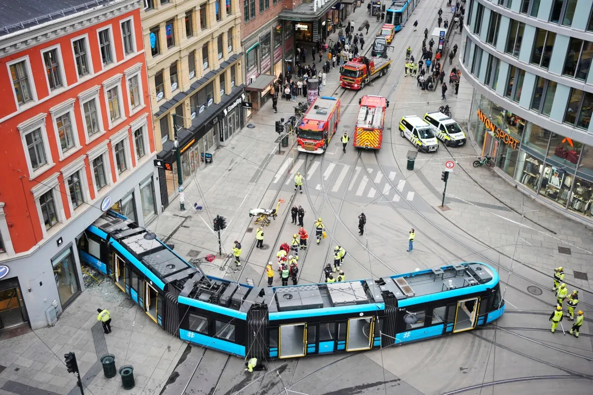 Cel puțin 4 răniți după ce un tramvai a deraiat şi a intrat într-un magazin din centrul capitalei Oslo. Imagini halucinante - GALERIE FOTO