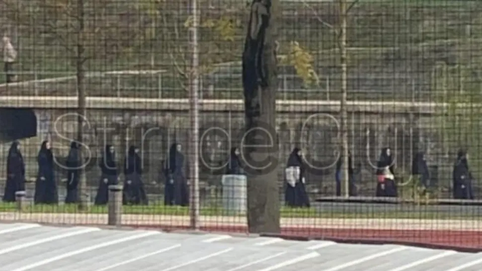 Un ritual straniu a băgat spaima în clujeni. Ce făceau zeci de oameni îmbrăcați în robe negre lungi pe malul Someșului