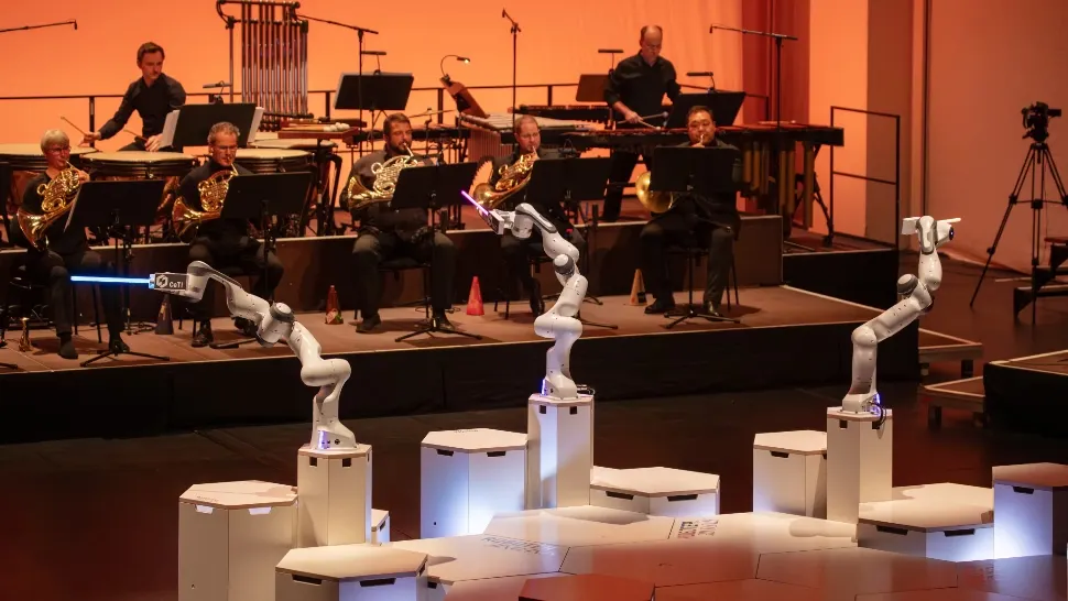 Un robot cu trei braţe şi-a făcut debutul ca dirijor de orchestră - VIDEO