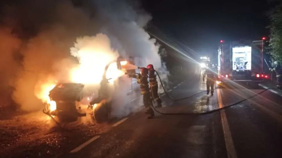 Panică în Suceava. O dubă a luat foc pe o stradă din centrul orașului VIDEO