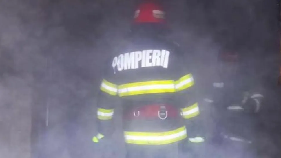 Incendiu la o casă din Costâna, județul Suceava. Şapte maşini de pompieri s-au luptat cu flăcările în miezul nopții  